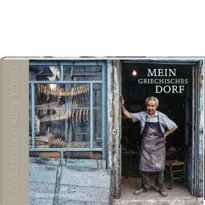 fotoforum Bücher 37 Mein griechisches Dorf. Cover des Bildbandes Bildperlen fotoforum. Mann in seiner Werkstatt in Griechenland. Blaue Fensterrahmen, abblätternde Tür.