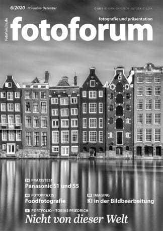 fotoforum Magazin. Fotozeitschrift. Cover Ausgabe 6/2020. Blaue Blumentapete, Vintage, Wohnung, Holztüren. Themen: Nicht von dieser Welt. Panasonic S1 und S5. Foodfotografie. KI in der Bildbearbeitung.