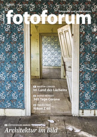 fotoforum Magazin. Fotozeitschrift. Cover Ausgabe 2/2021. Blaue Blumentapete, Vintage, Wohnung, Holztüren. Themen: Im Land des Lächelns. 365 Tage Corona. Nikon Z 6II. Architektur im Bild.