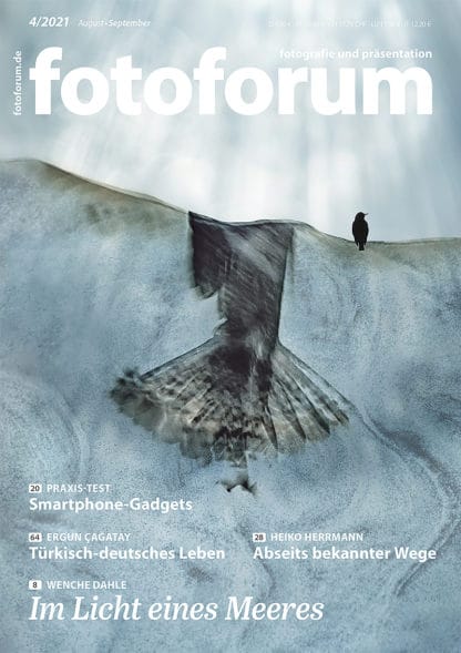 fotoforum Magazin. Fotozeitschrift. Cover Ausgabe 4/2021. Schwarzer Rabe, blauer Hintergrund. Themen: Smartphone Gadgets. Türkisch-deutsches Leben. Abseits bekannter Wege. Im Licht des Meeres.