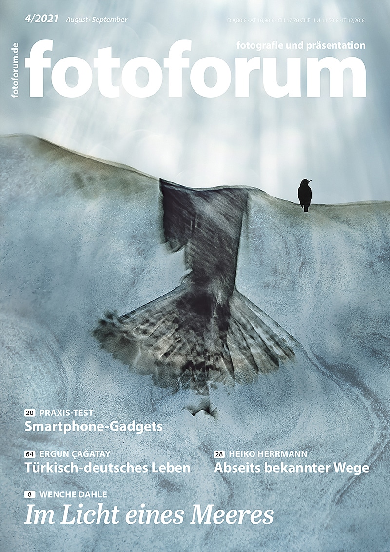 fotoforum Magazin </br> Ausgabe 4/2021 1 fotoforum Magazin. Fotozeitschrift. Cover Ausgabe 4/2021. Schwarzer Rabe, blauer Hintergrund. Themen: Smartphone Gadgets. Türkisch-deutsches Leben. Abseits bekannter Wege. Im Licht des Meeres.